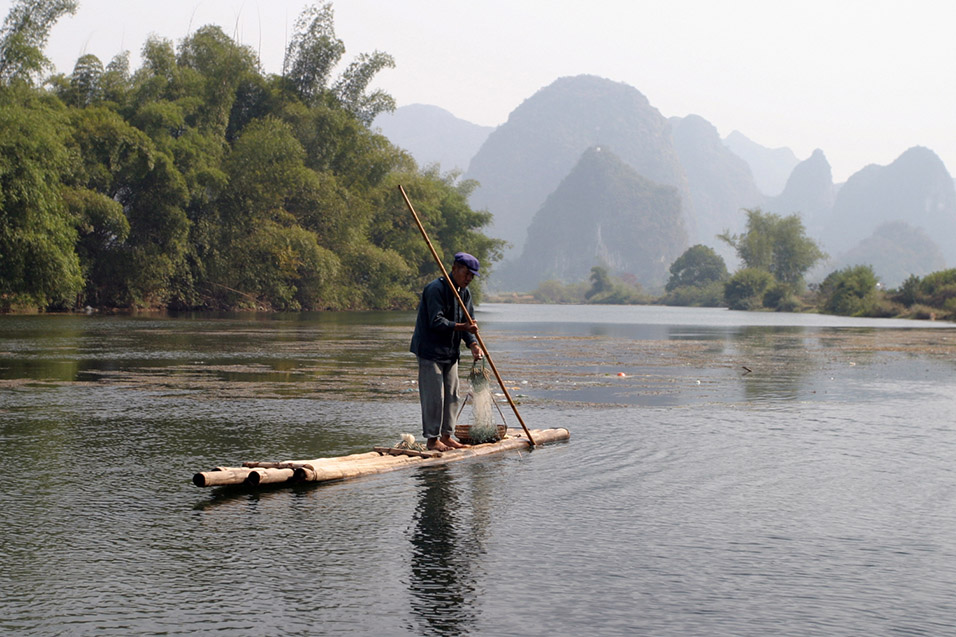 china/2007/yangshuo_yulong_man_fishing_raft
