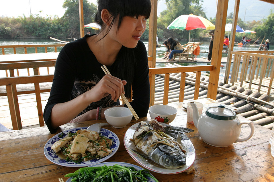china/2007/yangshuo_yulong_venus_eating