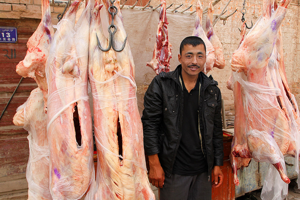 china/2010/kashgar_butcher_man2