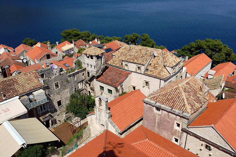 croatia/2016/korcula_rooftops_blue_sea