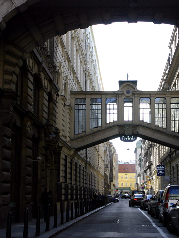 czech/prague_arched_alleyway