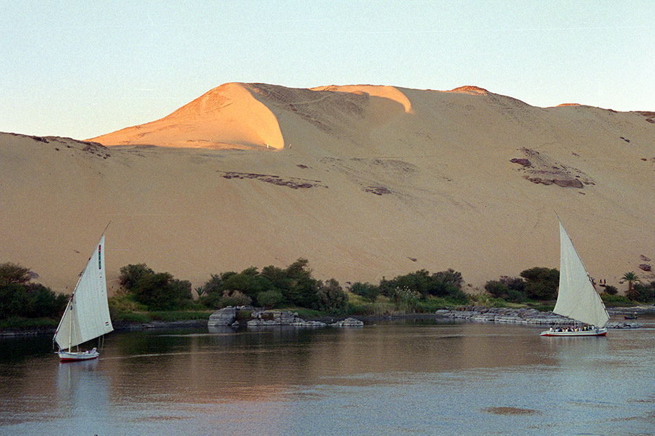 egypt/1996/aswin_nile_feluca_sand_dunes