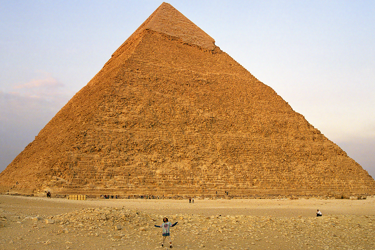 egypt/1996/pyramids_brian_waving