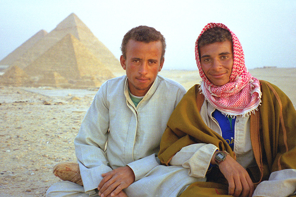 egypt/1998/pyramids_egyptians