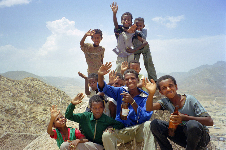eritrea/karen_hike_kids_waving