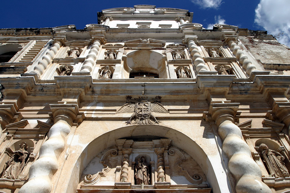 guatemala/antigua_catedral_de_san_francisco_looking_up