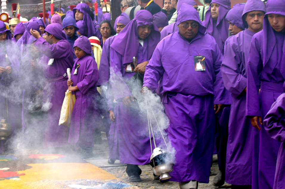 guatemala/antigua_purple_procession_2