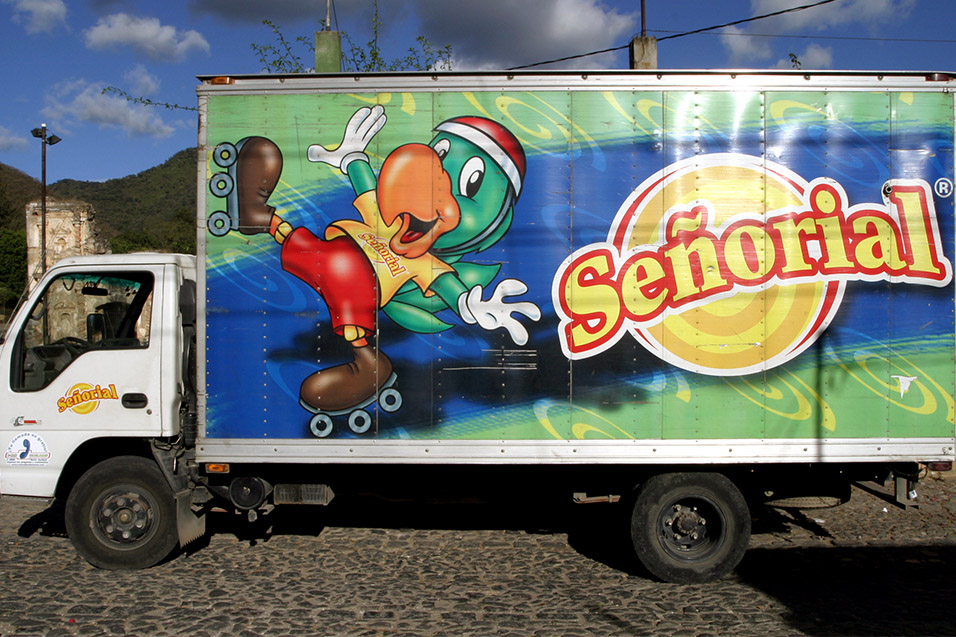 guatemala/antigua_senorial_truck