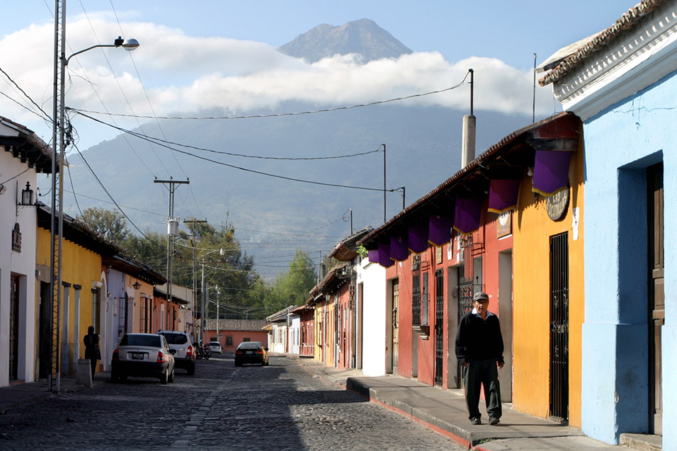 guatemala/antigue_volcano_street