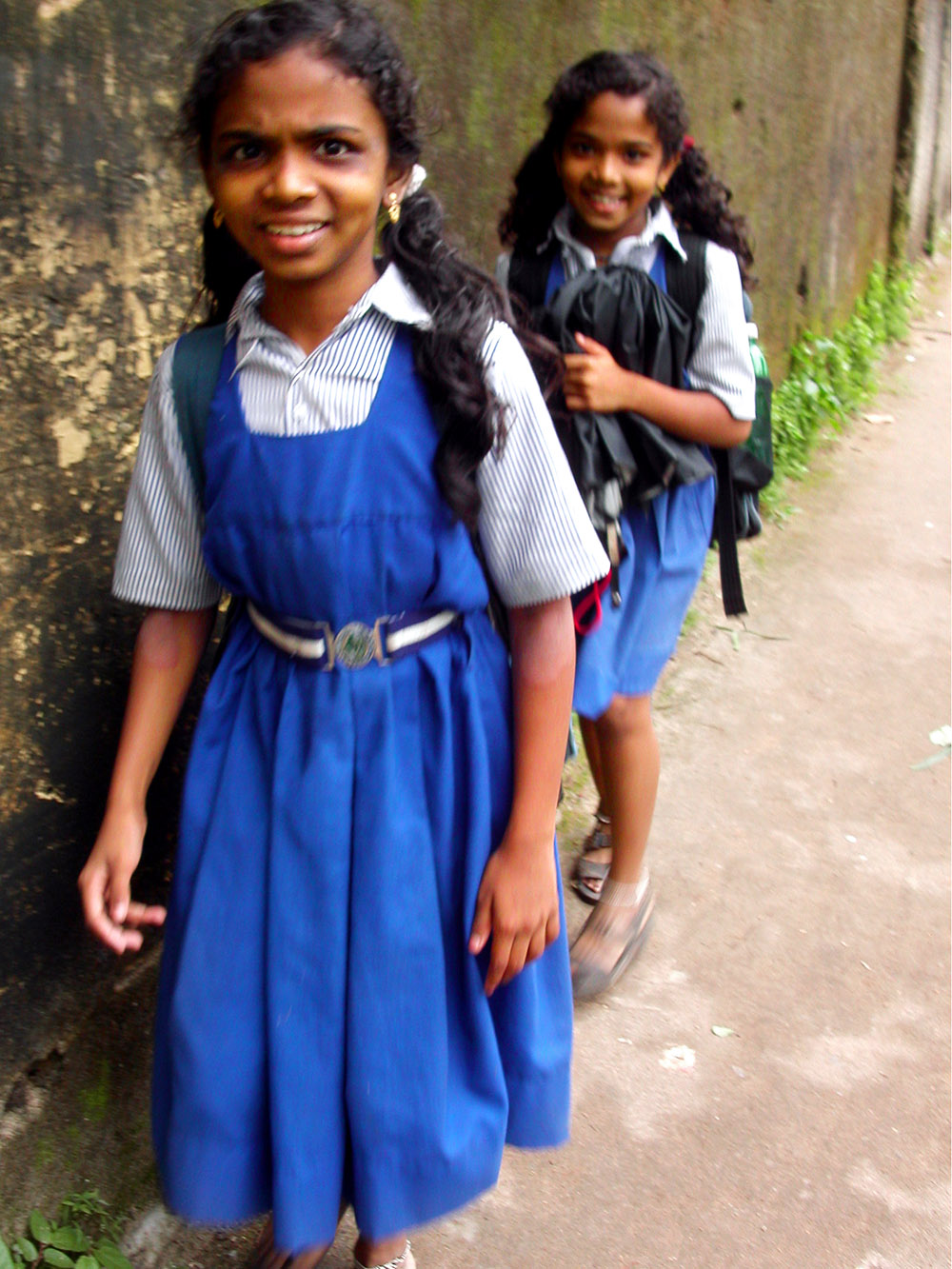india/cochin_girls_walking