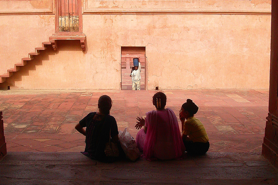 india/fatehpur_people_courtyard