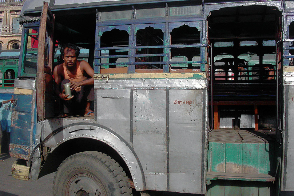 india/kolkata_man_on_the_bus