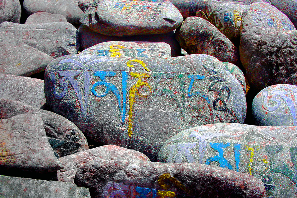 india/leh_tibetan_painted_rocks