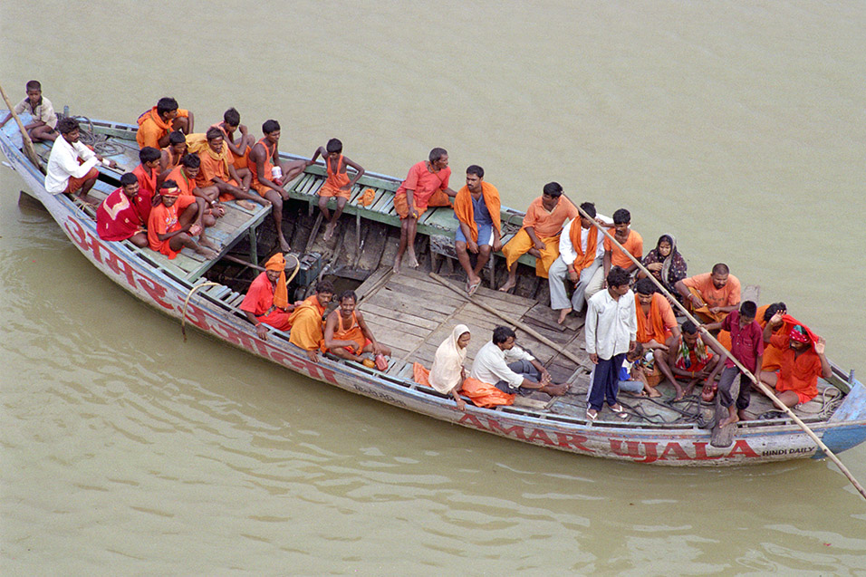 india/varanasi_boat_orange_people