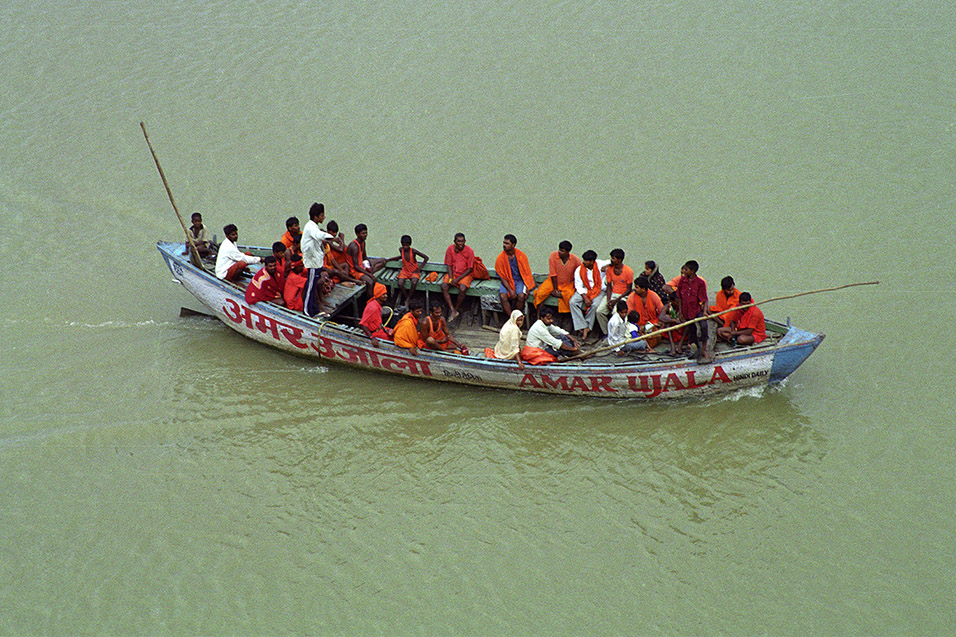 india/varanasi_boat_orange_people_2