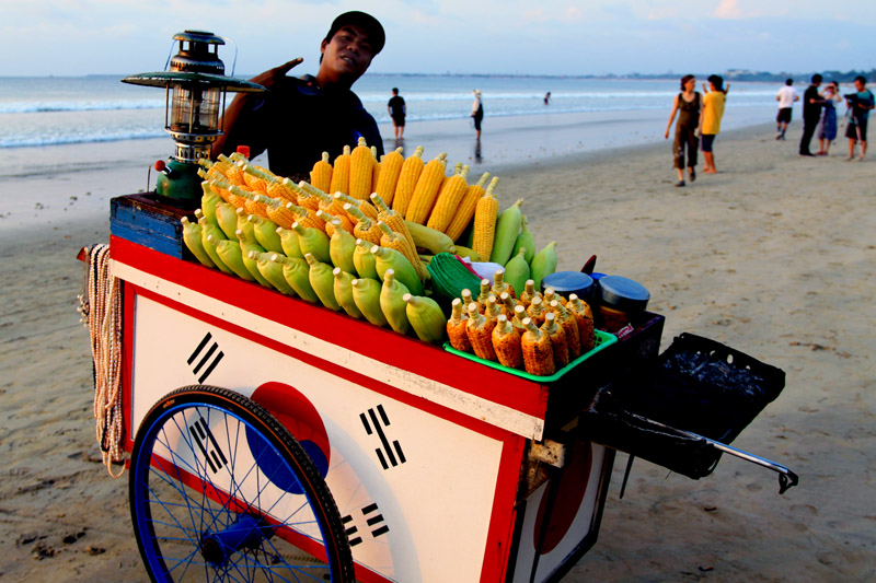 indonesia/Jimbaran_beach_selling_corn
