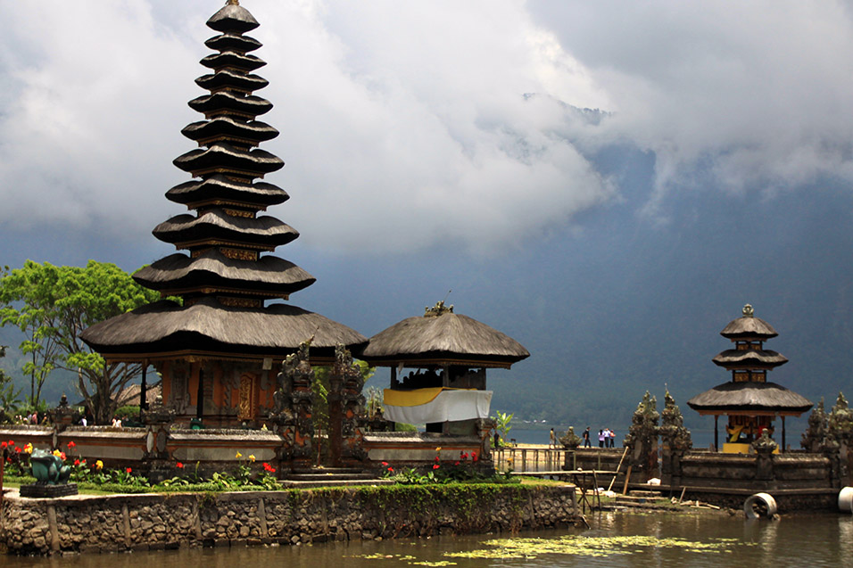 indonesia/bali_lake_temple