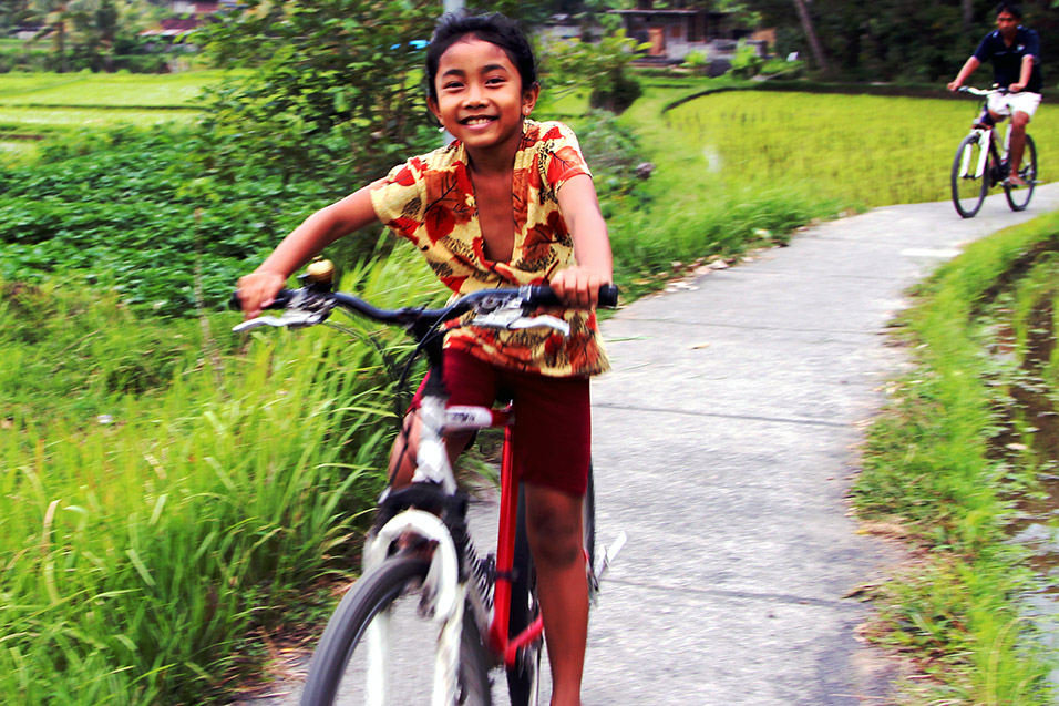 indonesia/ubud_girl_bike