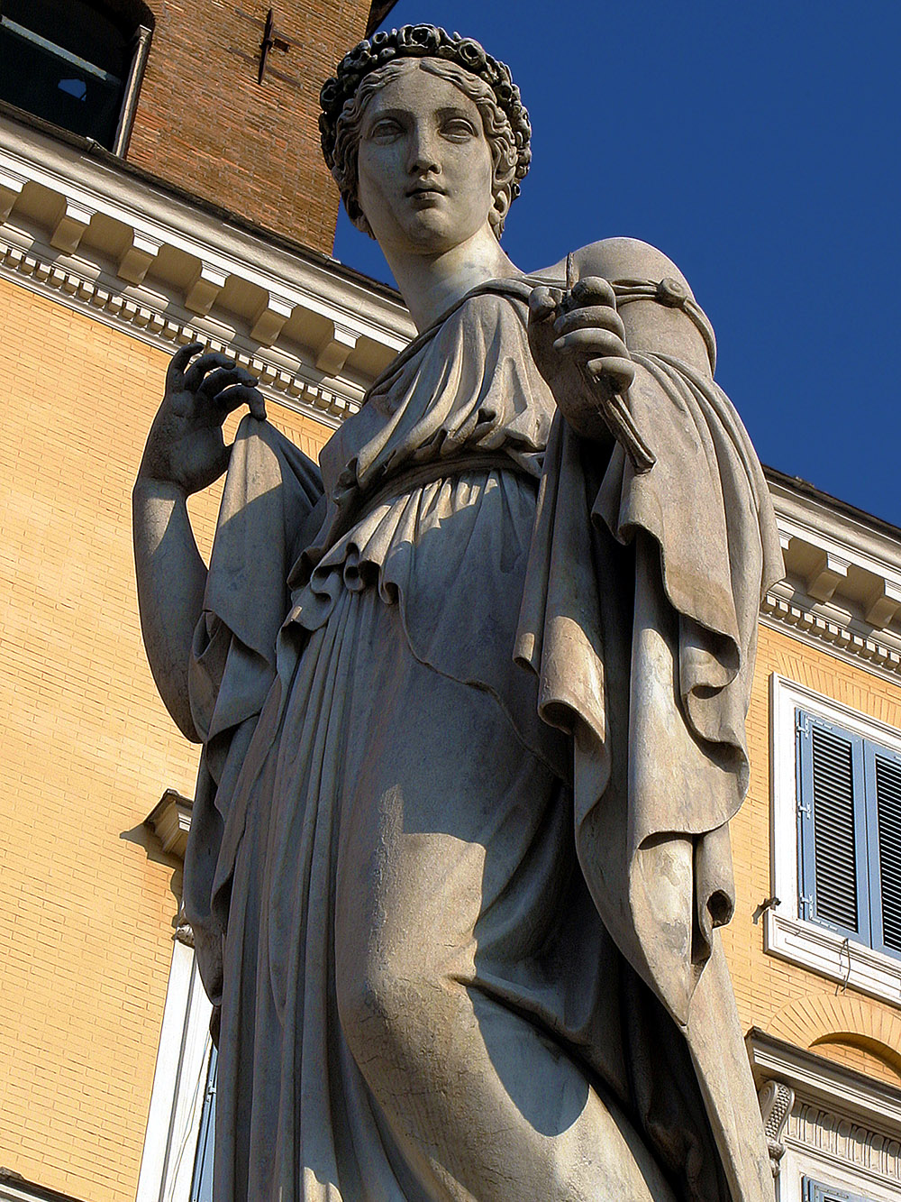 italy/rome_female_statue_vert