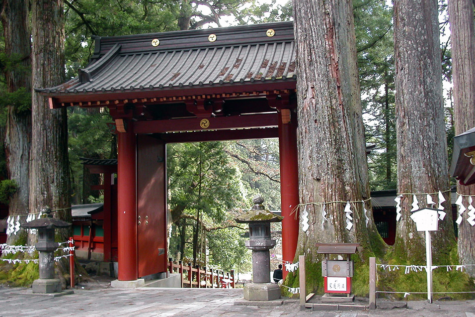 japan/2003/nikko_temple_2_trees