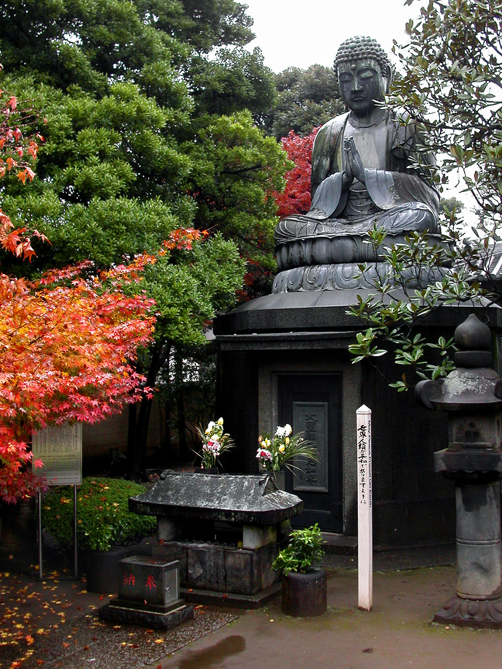 japan/2003/tokyo_temple_buddha