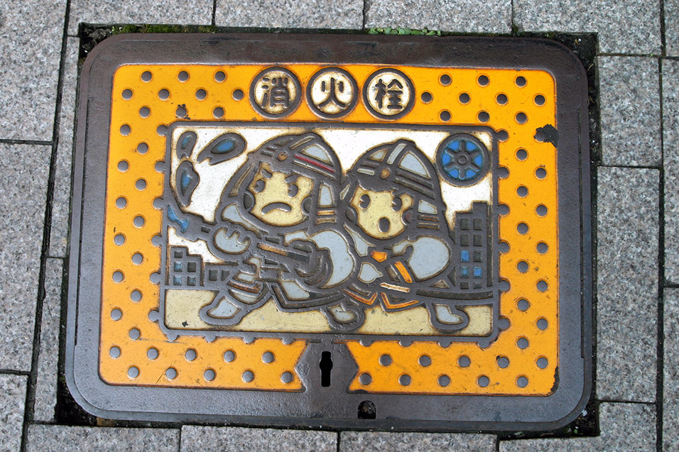 japan/2007/tokyo_lego_manhole_cover