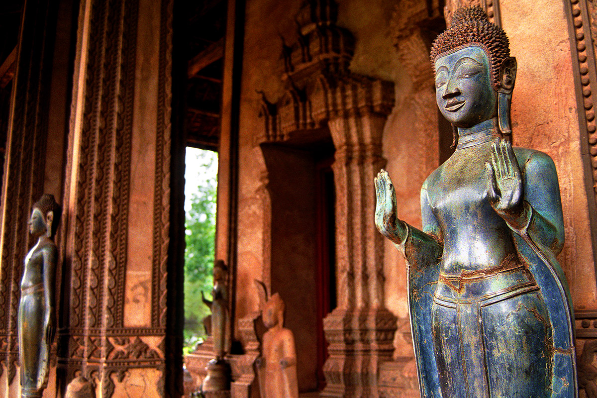 laos/palace_buddha_hands_out