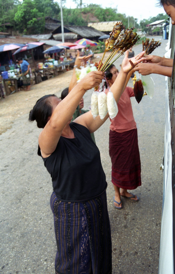 laos/vang_buying_food