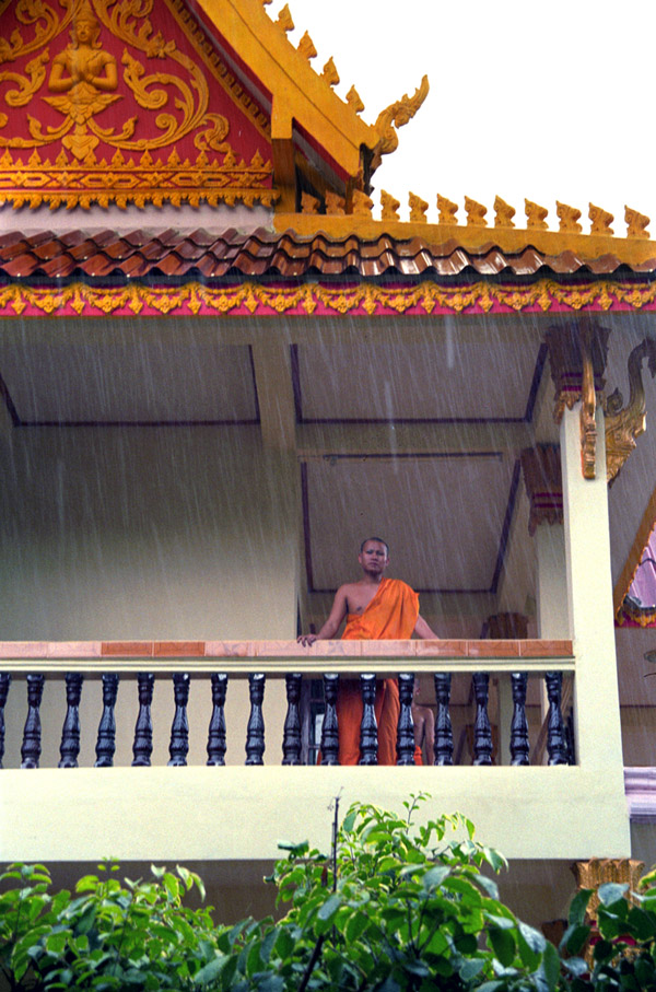 laos/vientiane_monk_rain