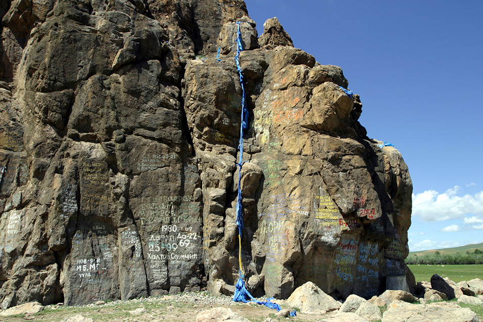 mongolia/good_luck_rock_blue_rope