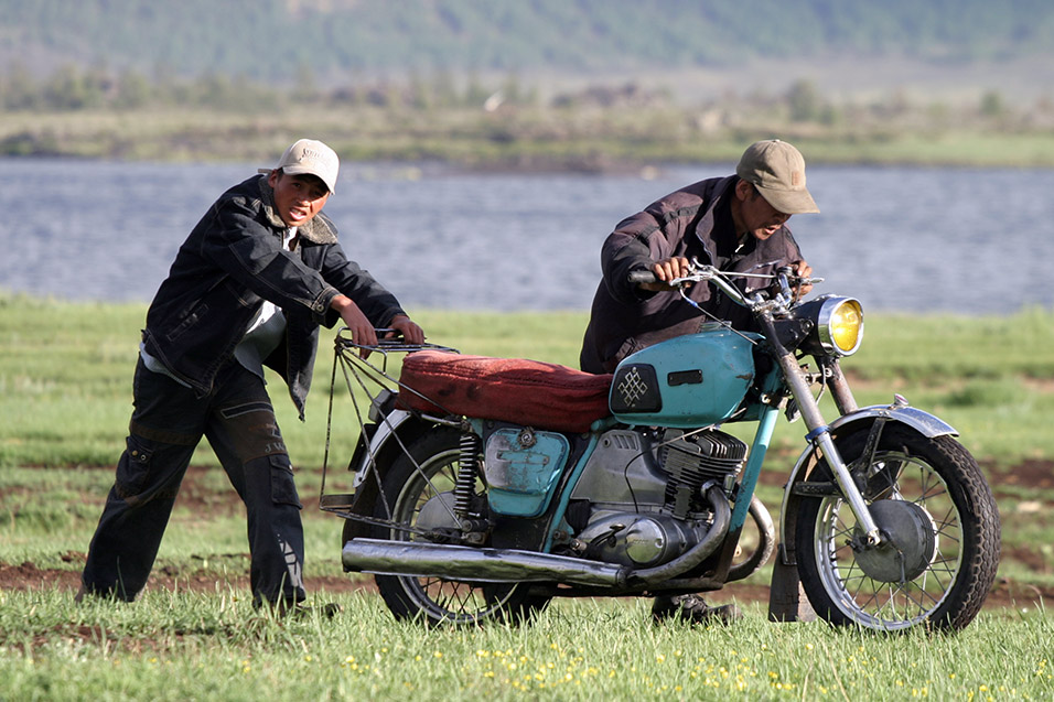 mongolia/lake_tsetserleg_broken_bike