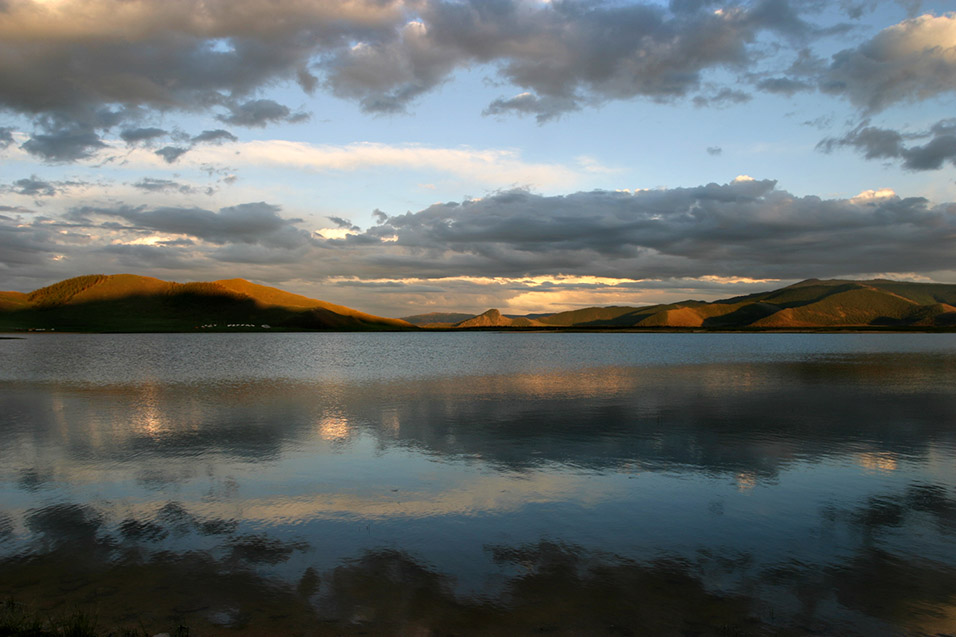 mongolia/lake_tsetserleg_sunset_reflection