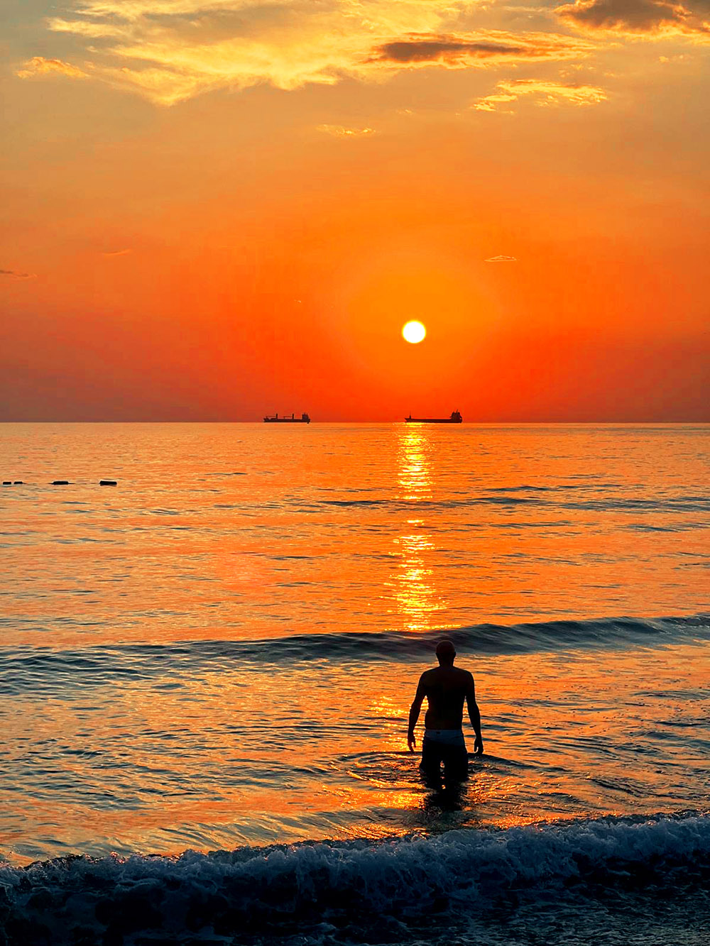 montenegro/ulcinj_umbrella_distance_orange