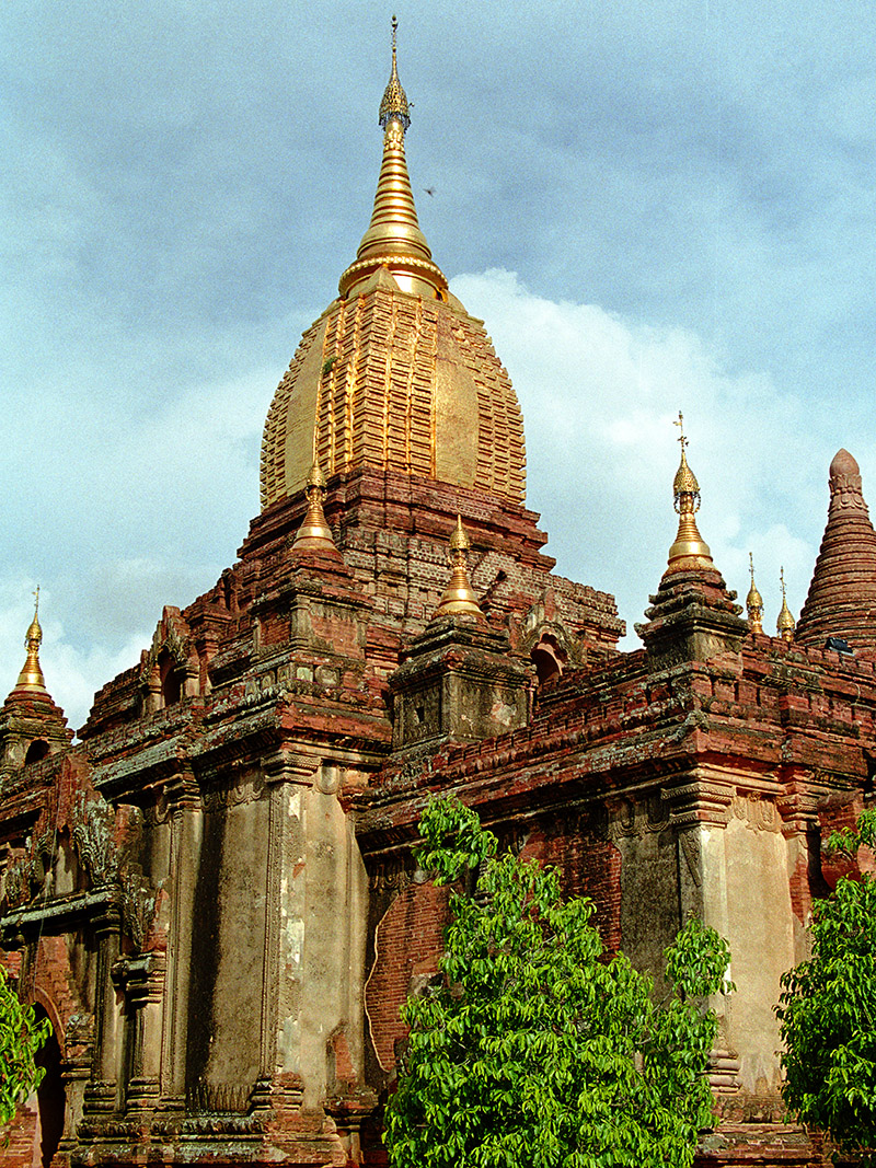 myanmar/bagan_golden_stupa_tower