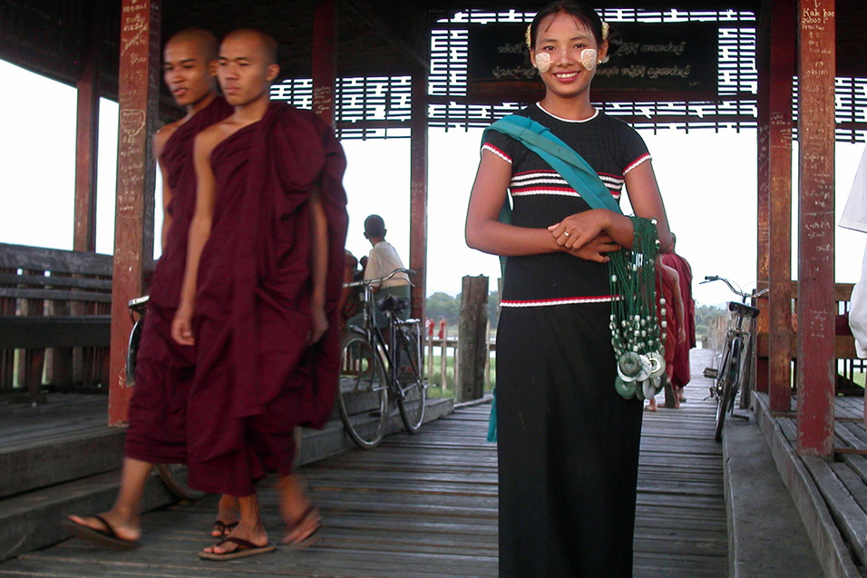 myanmar/bridge_girl_monks