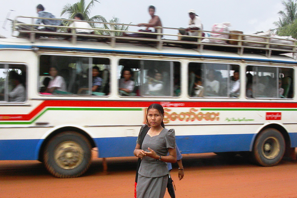 myanmar/car_girl_bus