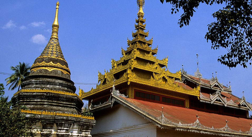 myanmar/kengtung_temple_roof_stupa