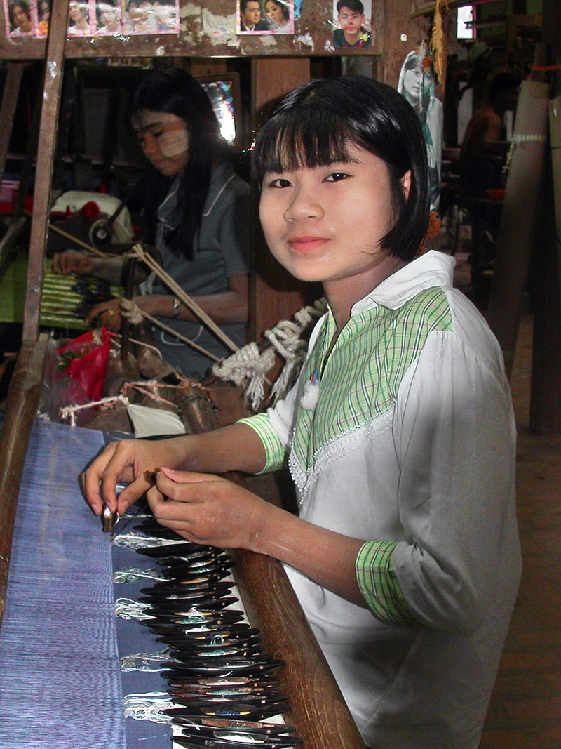 myanmar/mandalay_girl_weaving