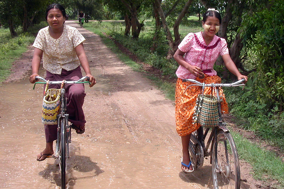 myanmar/mandalay_girls_bikes