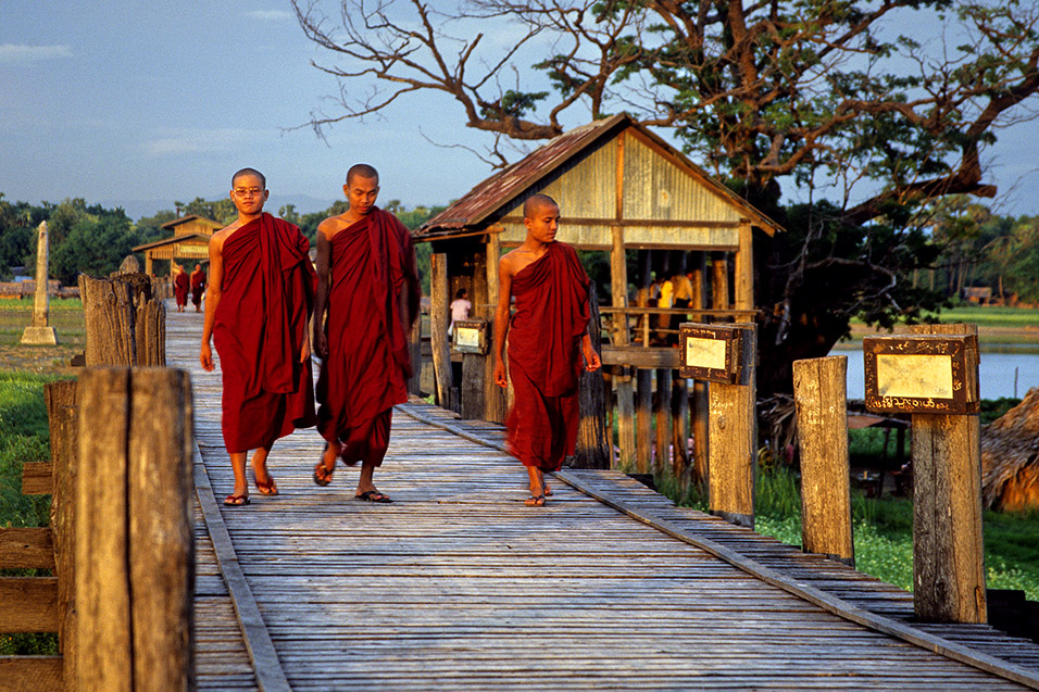 myanmar/mandalay_monks_crossing_u_bein_bridge