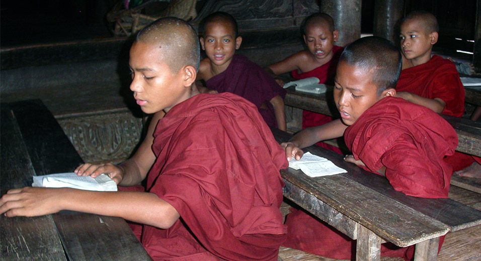 myanmar/mandalay_monks_studying