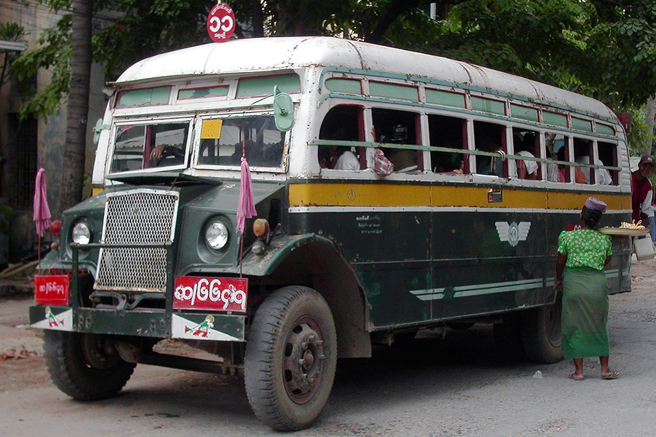 myanmar/mandalay_very_old_bus