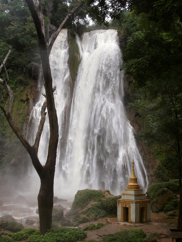 myanmar/pyin_u_lyn_anisakan_waterfall_vert