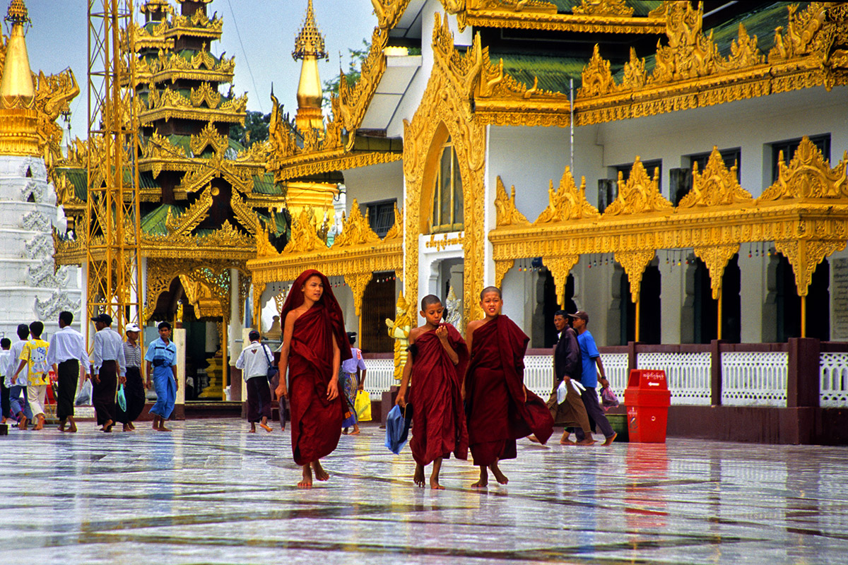 myanmar/shwedagon_3_monks