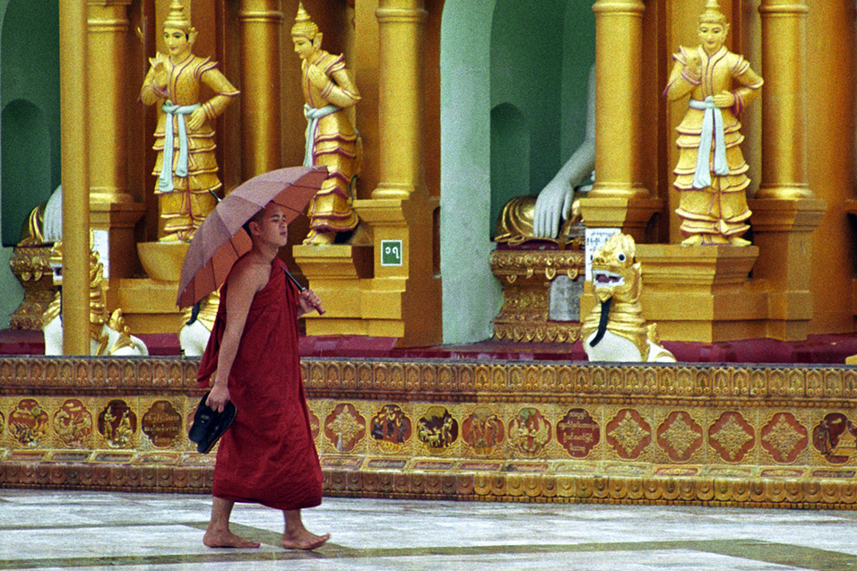 myanmar/shwedagon_monk_umbrella