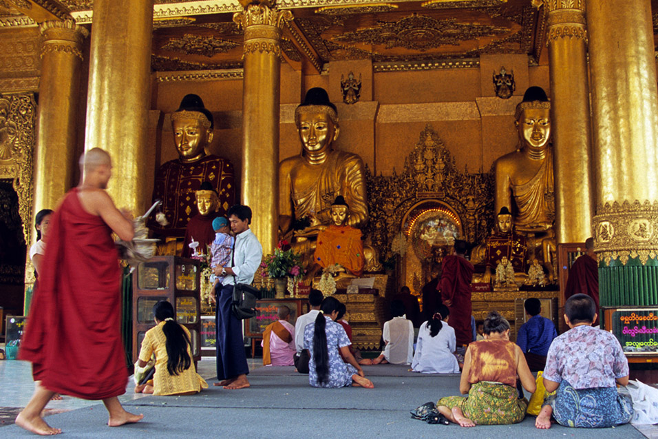 myanmar/shwedagon_people_praying