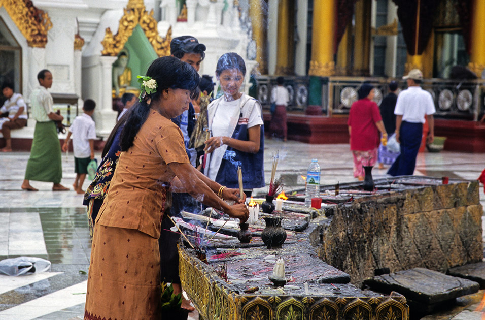 myanmar/shwedagon_praying