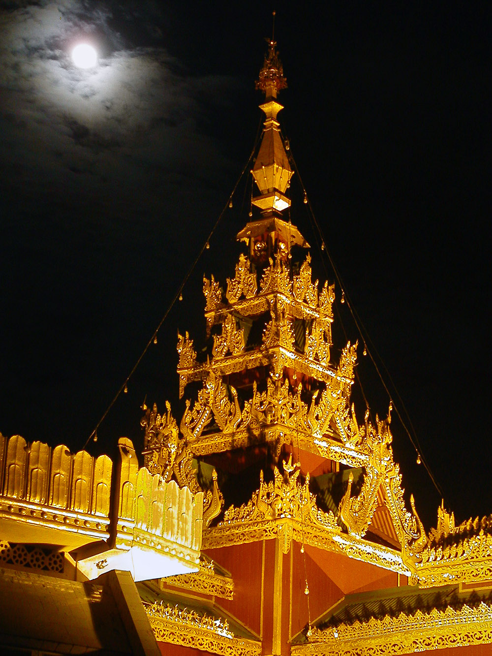 myanmar/sule_paya_roof_night_moon