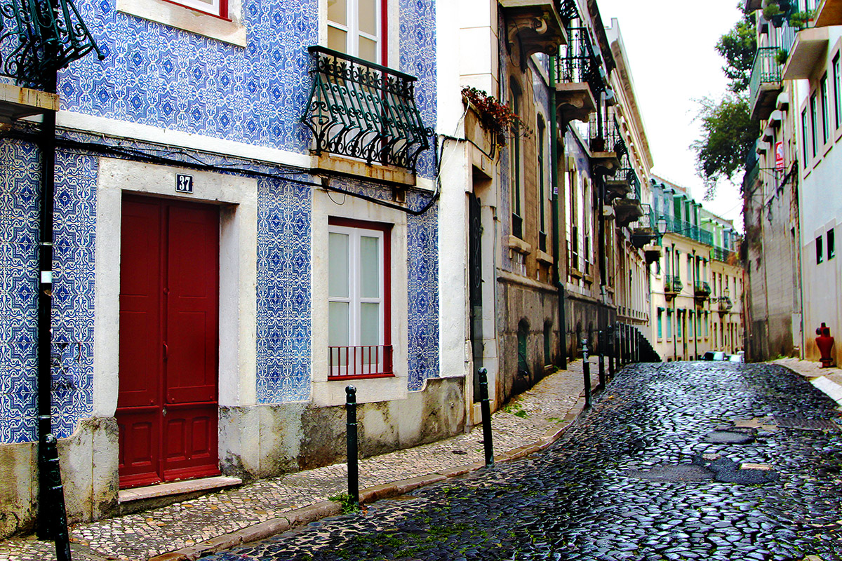 portugal/lisbon_cobble_alley_tiles