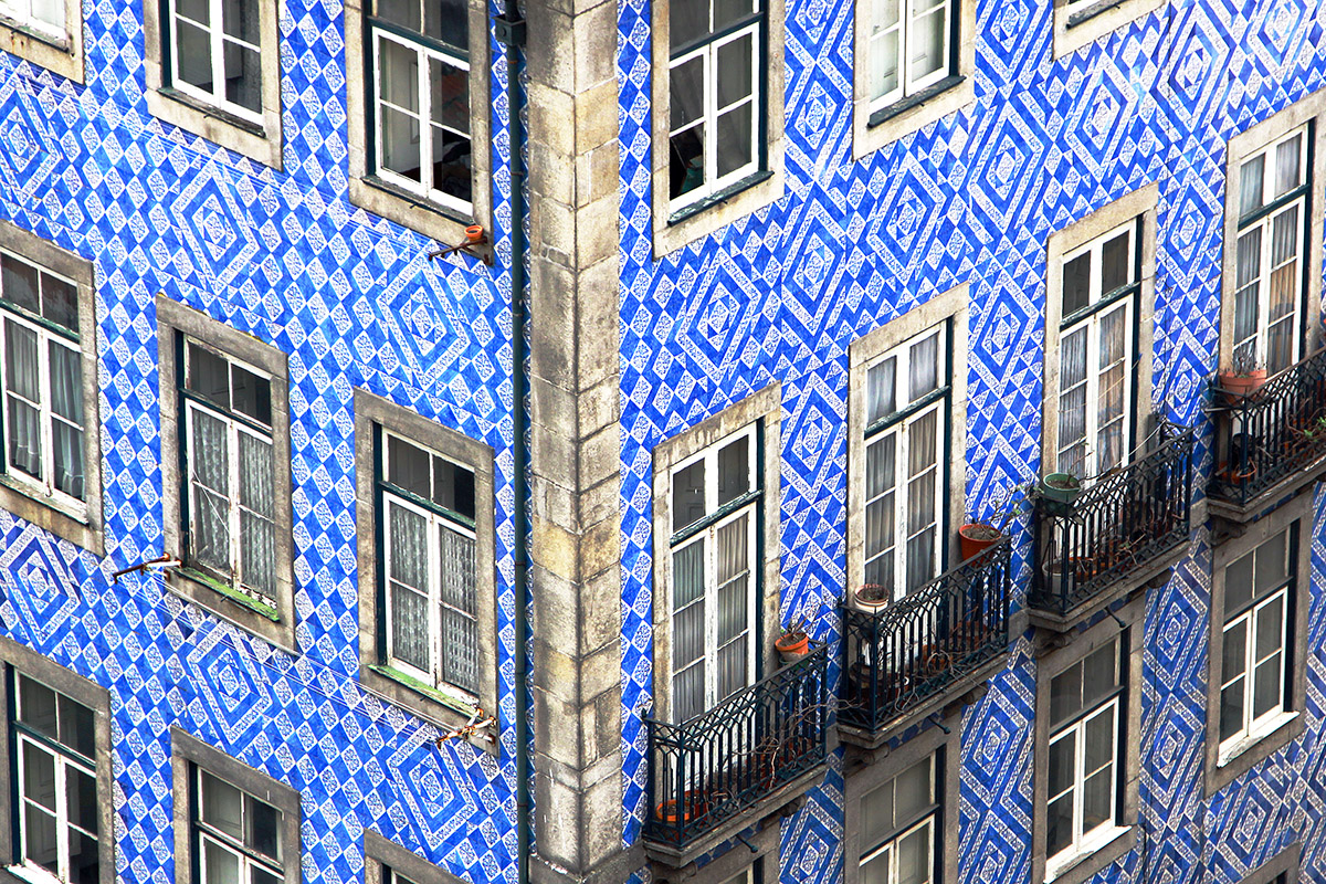 portugal/porto_blue_tiled_building_close